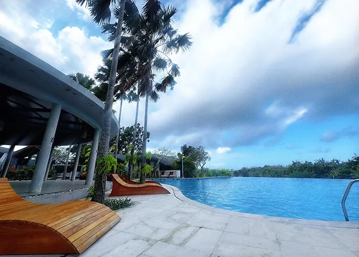 Villa Dancing With Expansive Vanishing Edge Pool