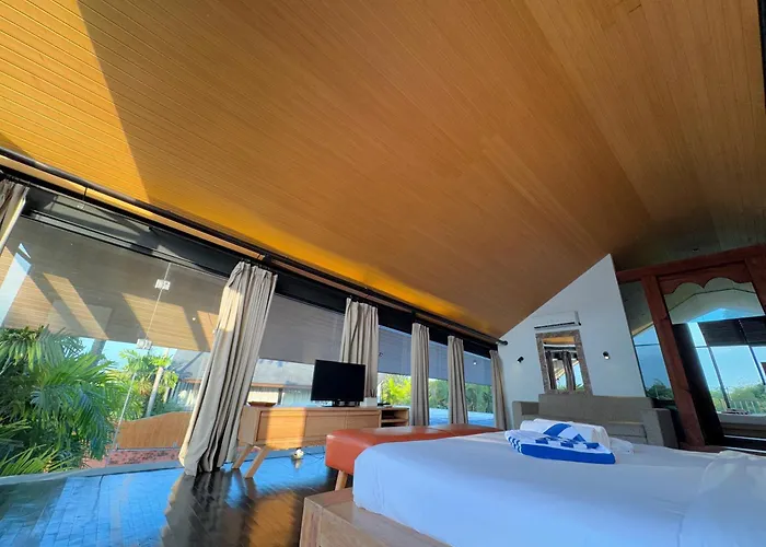 Villa Dancing With Expansive Vanishing Edge Pool *