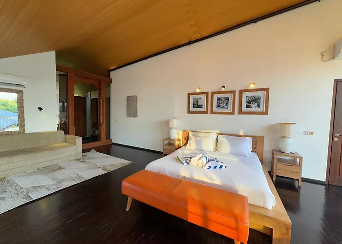 Villa Dancing With Expansive Vanishing Edge Pool