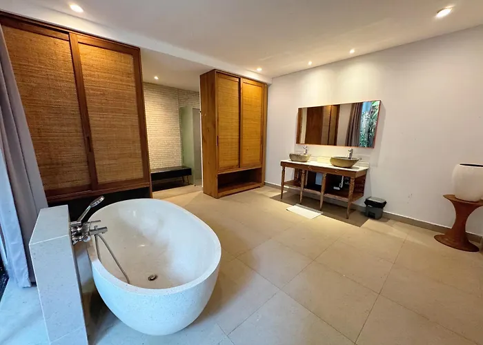 Villa Dancing With Expansive Vanishing Edge Pool